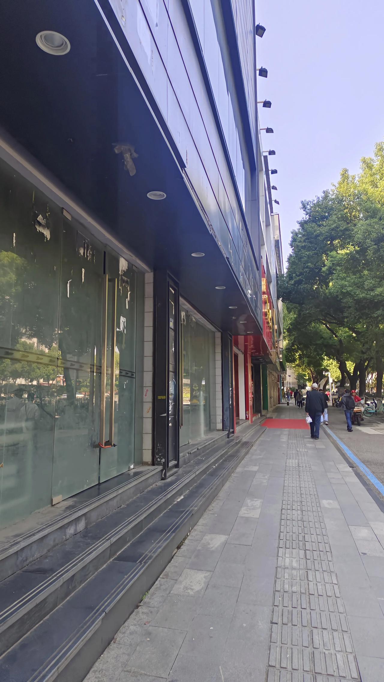 今天从街道口路过，抱歉，那里很多店铺居然都关门了，这么一长排的门面，关门的关门，