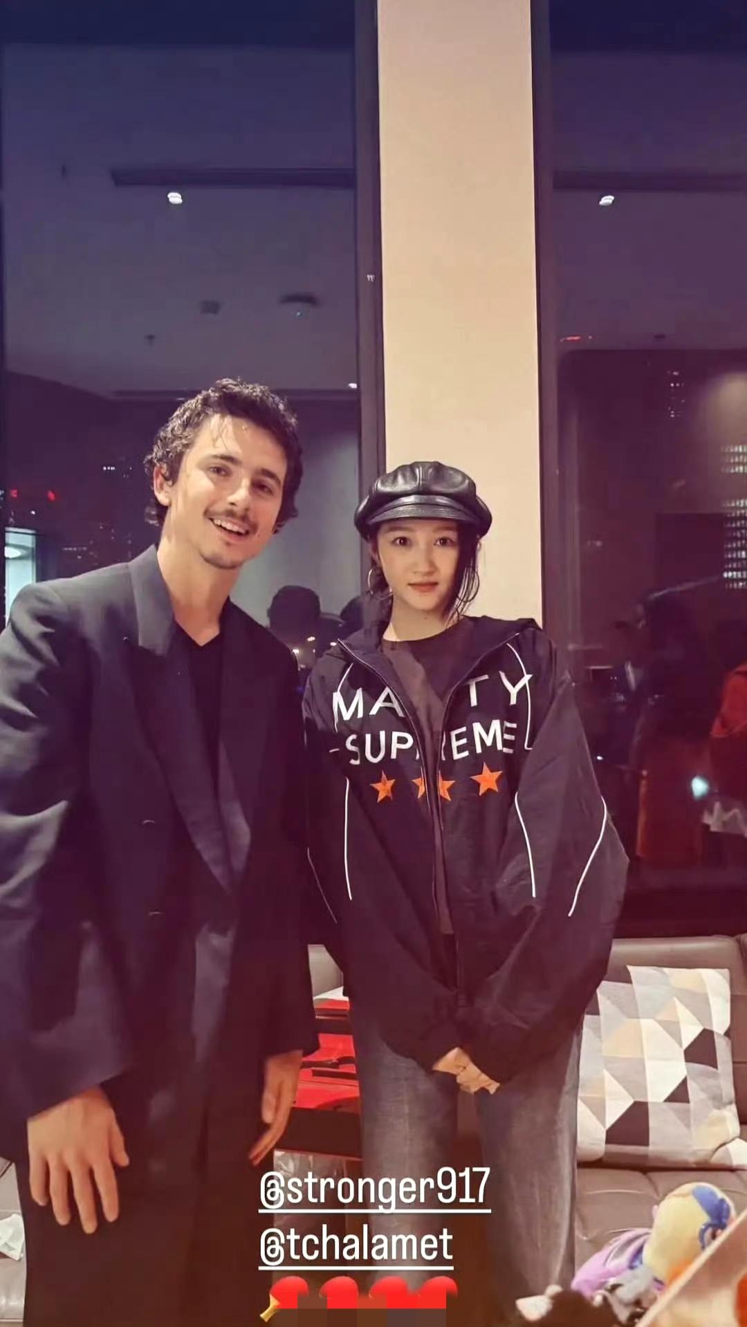 关晓彤甜茶同框 次元壁破了！关晓彤现身甜茶新片首映礼，两人同框合影、握手互动，梦