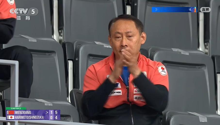 温瑞博/向鹏2-0领先筱塚大登/张本智和的时候，大家看到张本宇的表情了吗？
一脸
