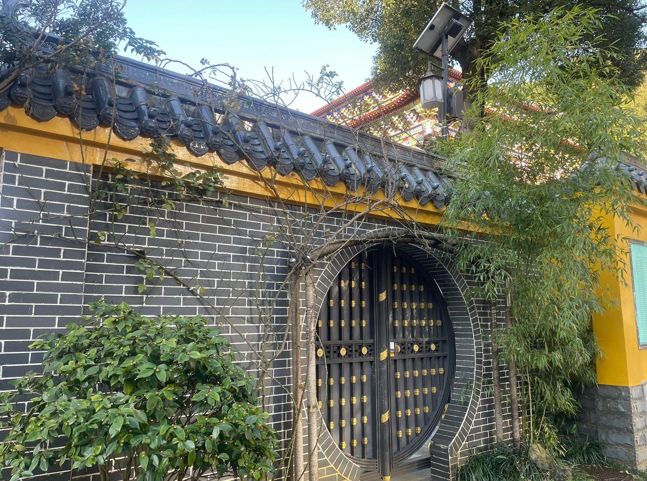 今天早上刷到一道小学数学题，把我给绕晕了。
        说是一个班级一共35