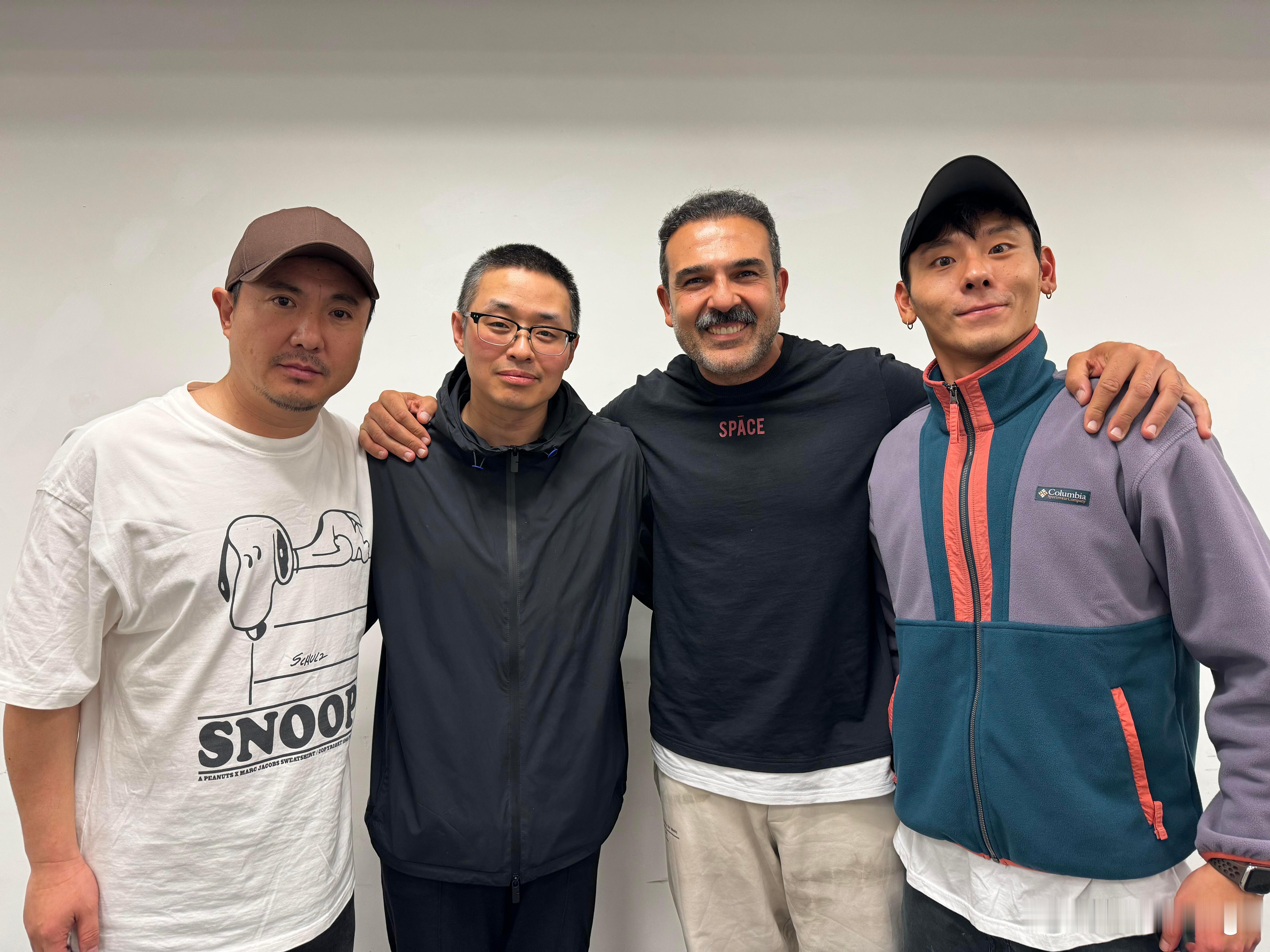 《欢迎来龙餐馆》幕后合影，沈腾、文牧野、老扎（埃及演员Sherif Sobhy）