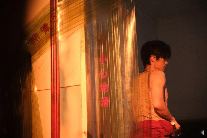 易烊千玺不走向狭隘    易烊千玺背心身材  易烊千玺背心身材，从宝宝变老公了啊