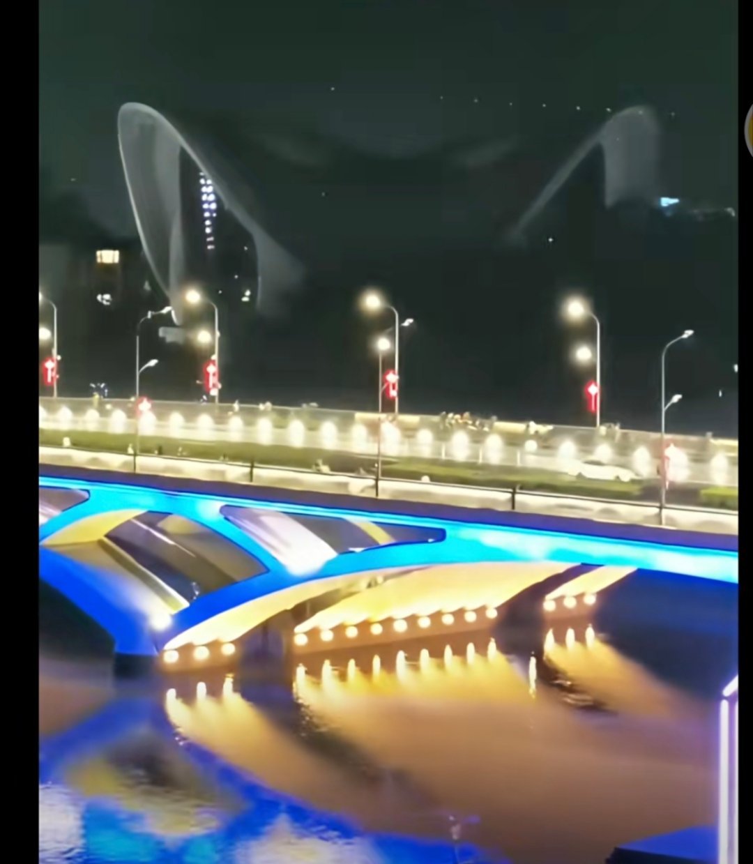 这个设计像不像眼镜蛇？🐍大晚上看到估计会吓一跳吧？没有风水怪谈，却处处都能见到