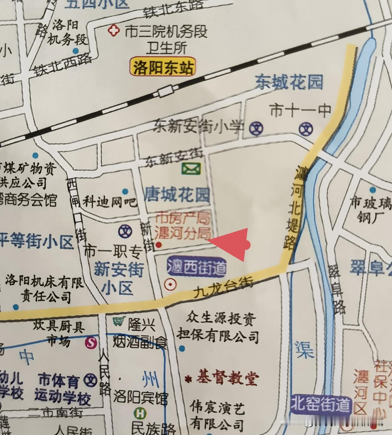 这座天主教堂最早位于老城南关，创立于清宣统二年(1910年)，柏长春、鲍慧灵在传