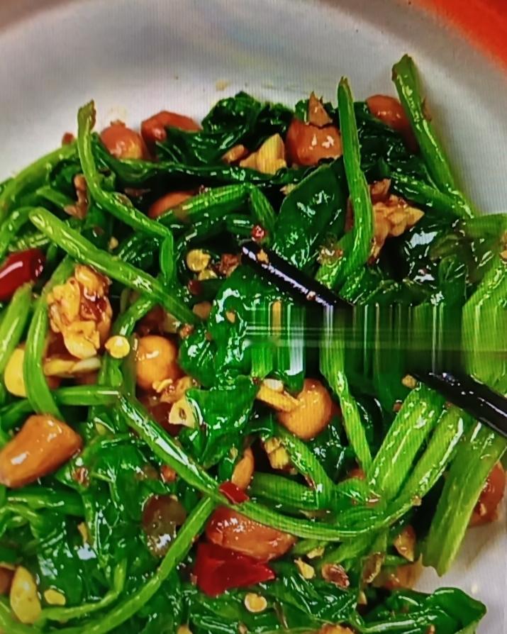 年轻人熬夜刷手机，失眠成了常态，白天没精神，干啥都没劲。说到助眠，药补和食补该咋