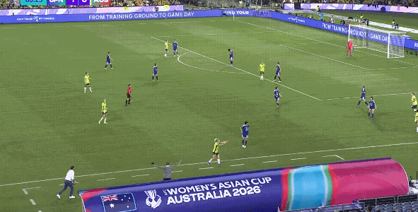 澳大利亚女足队员可真专注，后面主教练追着球员给球，结果球员却追着书童要球，始终没