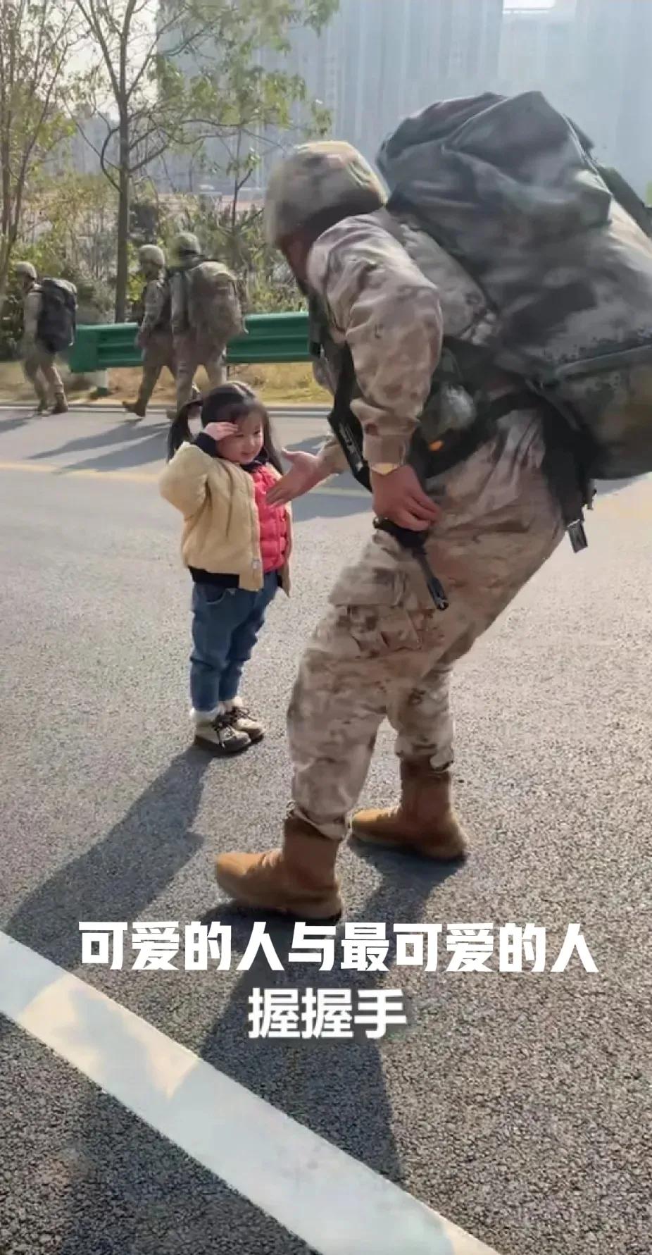 看哭了！只有我们的国家能看到！只有中国人才懂这种感觉！江西南昌，兵哥哥拉练返回途