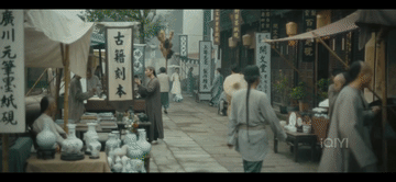 瞧这姑娘走路的样子，两耳生风、大步流星的，肯定没裹过“小脚”。
她名叫谢菽红（由