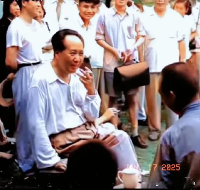 伟大领袖毛主席与老百姓心连心…