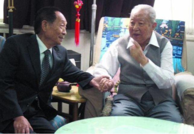 2006年，袁隆平到北京出差时，特意去看了身体欠佳的华国锋，当时华国锋不太愿见客