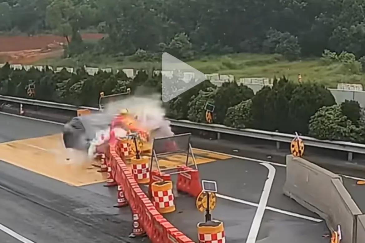 江西，一男子开启自动驾驶在高速路酿事故，
遇到前方施工躲避不及将前方遮挡物撞倒，