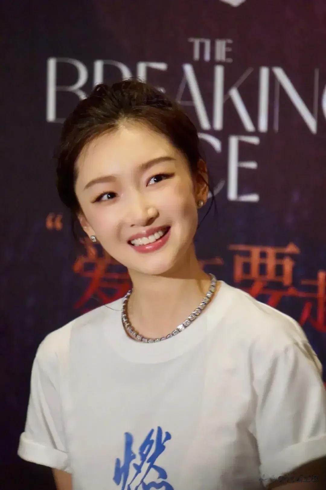 周冬雨的身材真的非常完美，让人羡慕不已。她身材比例匀称，身材苗条但不过于瘦弱，给