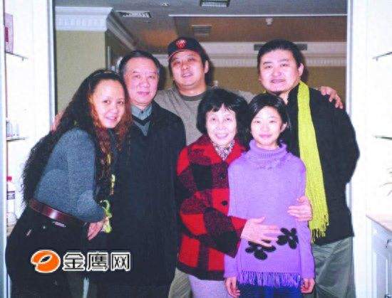 婚姻不是爱情坟墓！刘欢用36年证明：把对方家人当自家人，才是真
