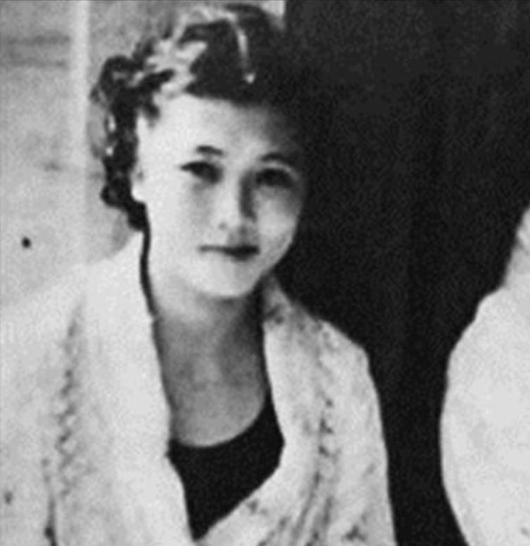 1937年，19岁“游泳皇后”杨秀琼结婚，她提出想不孕10年，丈夫爽快答应。不到