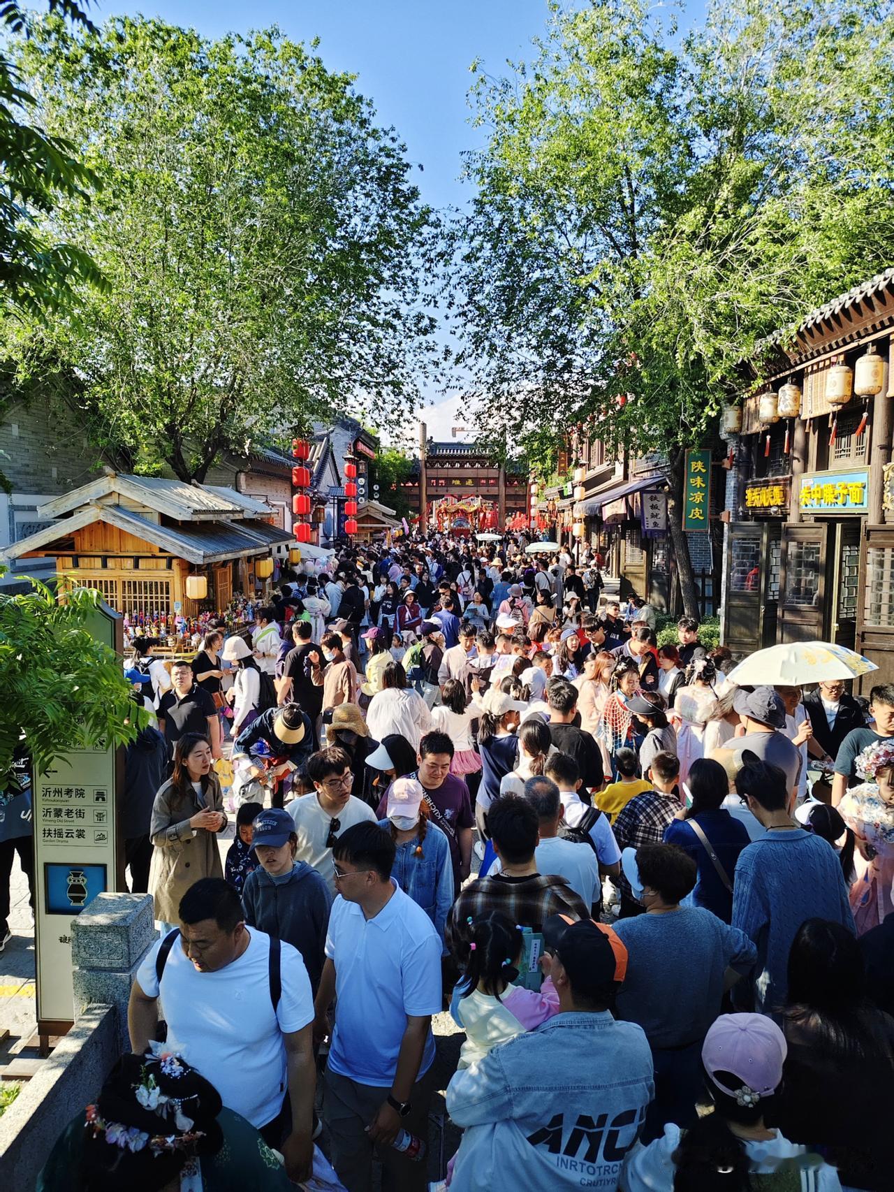 在临沂，什么地方最好玩琅琊古城人气爆棚，据志愿者说又是最高峰的一天。景区随处可见