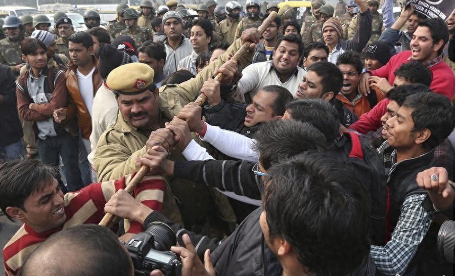 沉默一天后，印度爆发混乱，莫迪扛不住了：就伊朗军舰发声！

3月4日凌晨的一场海
