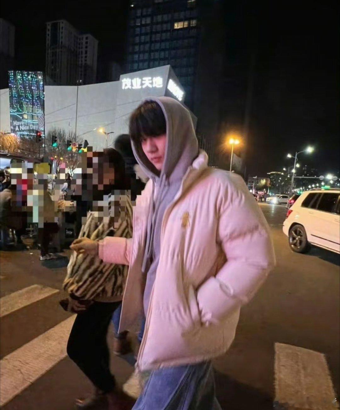 只恨自己没办法拉着他的手在茂业天地问他冷不冷慢点走等等我 ​​​