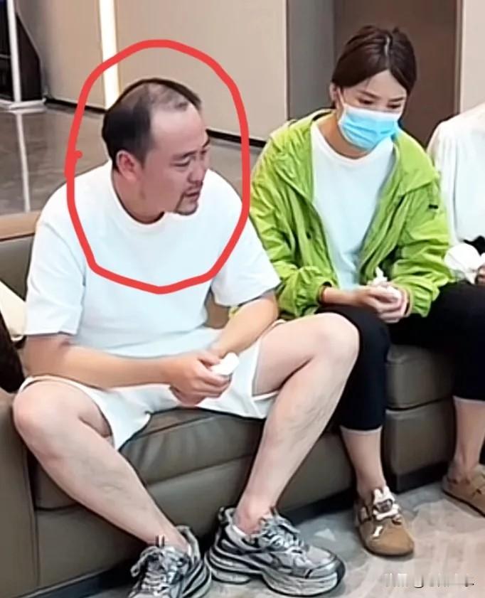 车站重逢的时候，我都不敢相信自己的眼睛
小强去车站接二妹，两个人坐在一起，像陌生