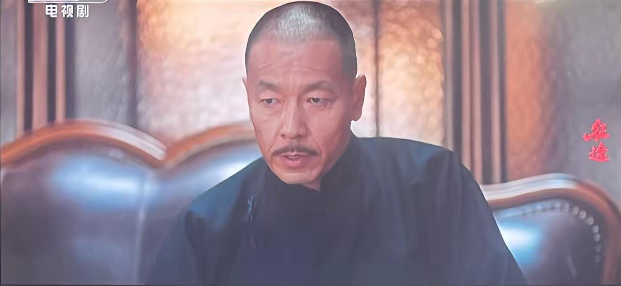 这是最近播出的《征途》中蒋介石的形象。说实话，外观差的太远了，要是不介绍还以为是