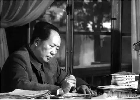 毛主席:我们这个队伍完全是为着解放人民的，是彻底地为人民的利益工作的