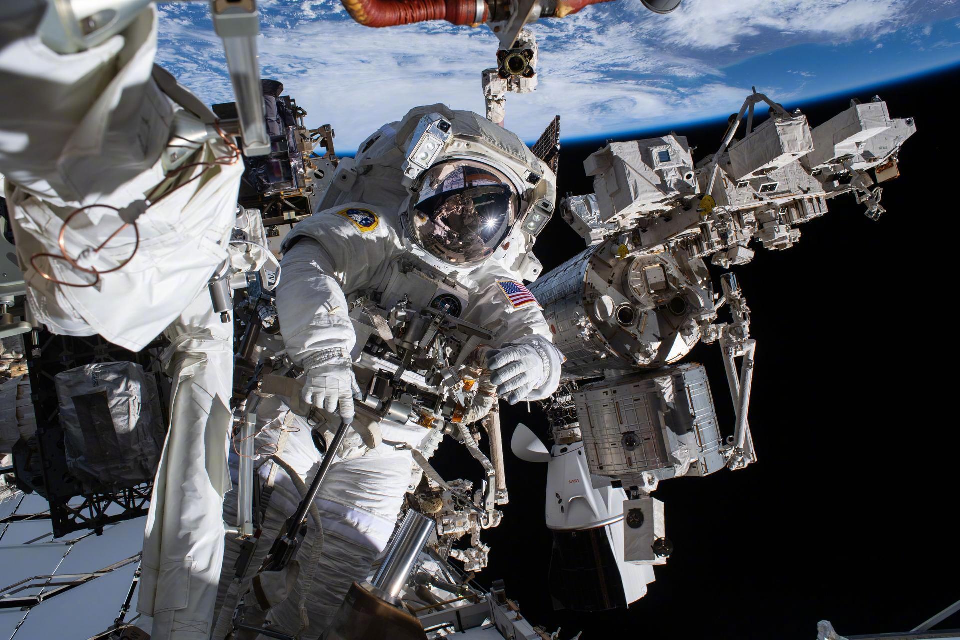 NASA飞行工程师杰西卡·梅尔和克里斯·威廉姆斯，计划于今天进行太空行走，这将是