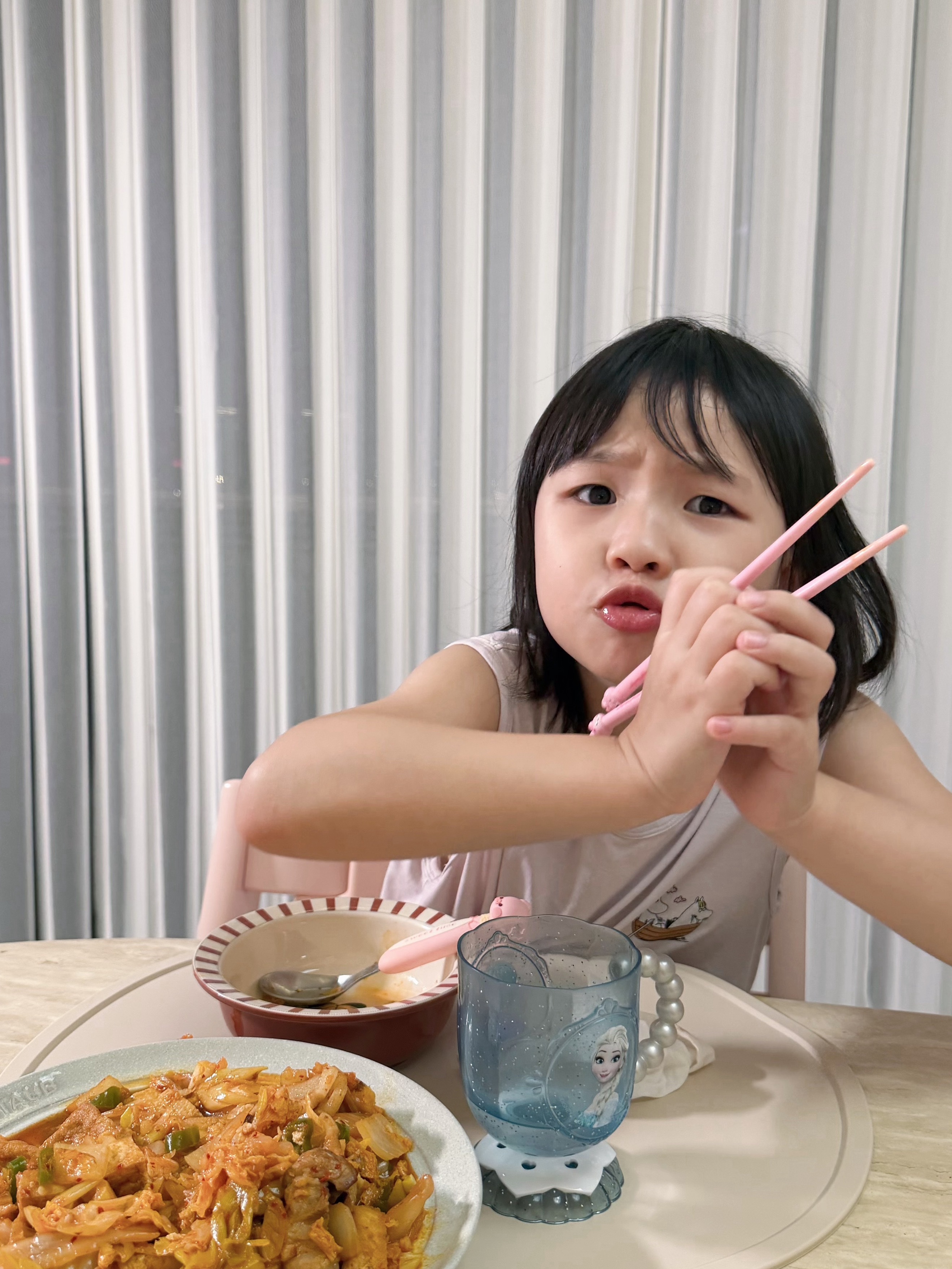 她在说妈妈求求你，这个你们别吃完，留着给我当夜宵吧哈哈哈哈哈哈哈哈哈 
