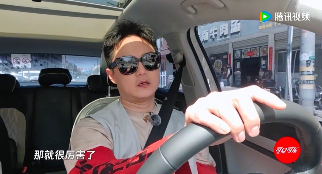 尹正狂夸李昀锐帅 杨迪尹正横店“抓”李昀锐，尹正的彩虹屁攻势太猛了！ ​​​