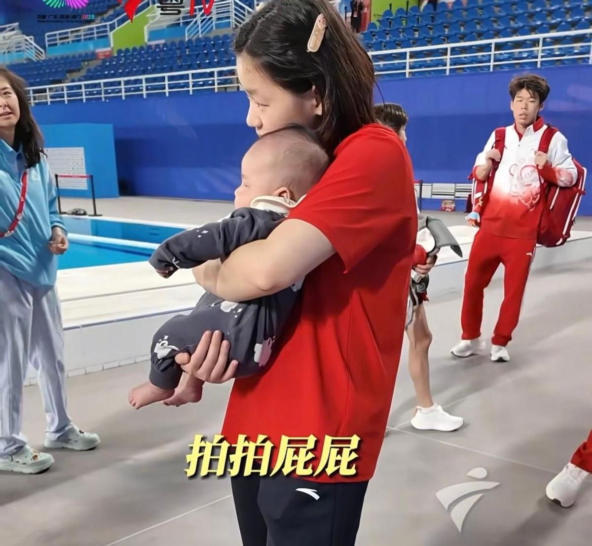 谢思埸与其妻对全红婵的关照，细节之处流露出真挚情感。

谢思埸的妻子携子现身赛场