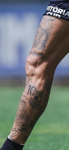 内马尔 左膝伤疤