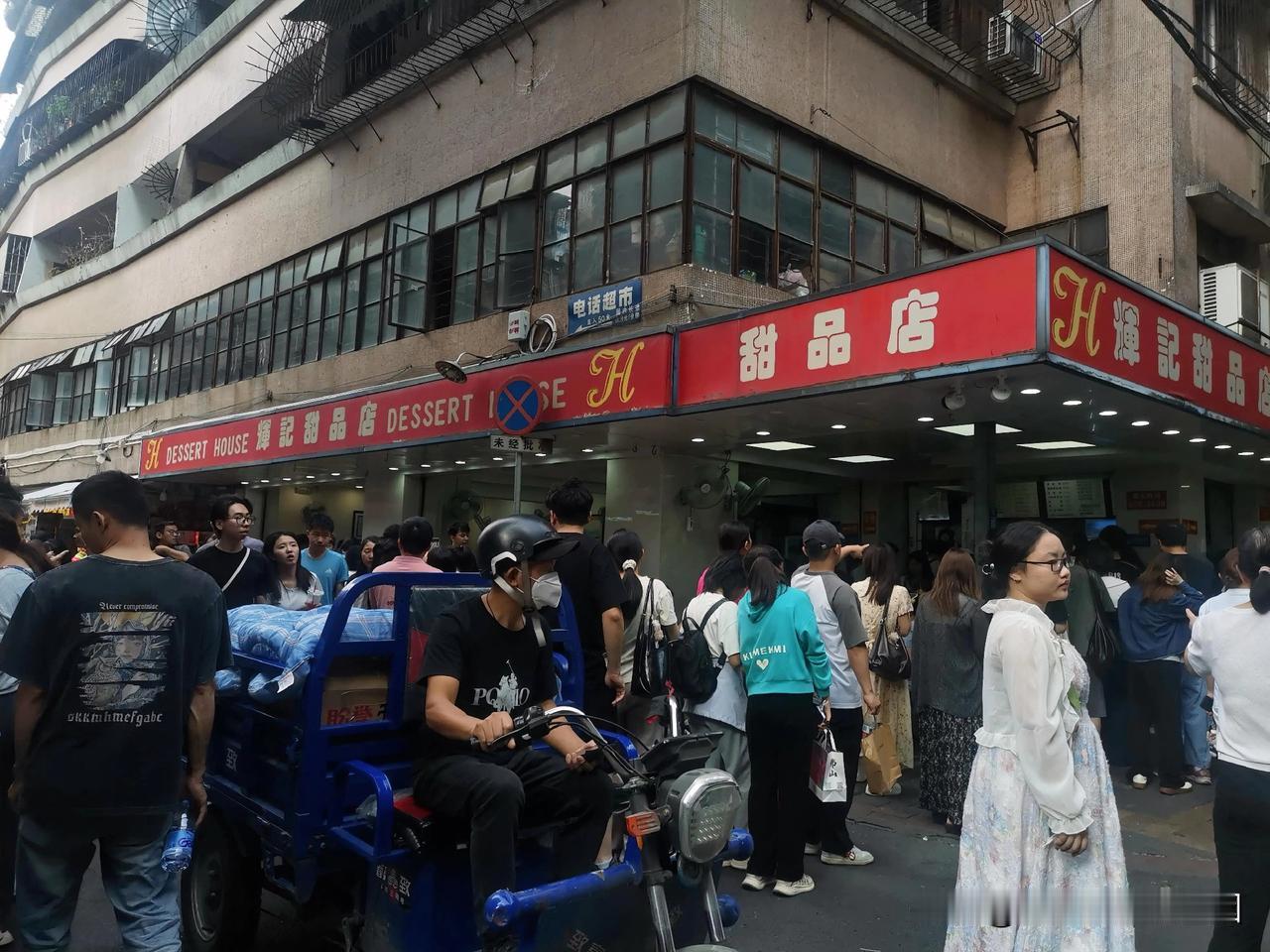 五一假期，
闲下来了。
终于可以找一条美食街，
从街头一直吃到街尾。

于是来到