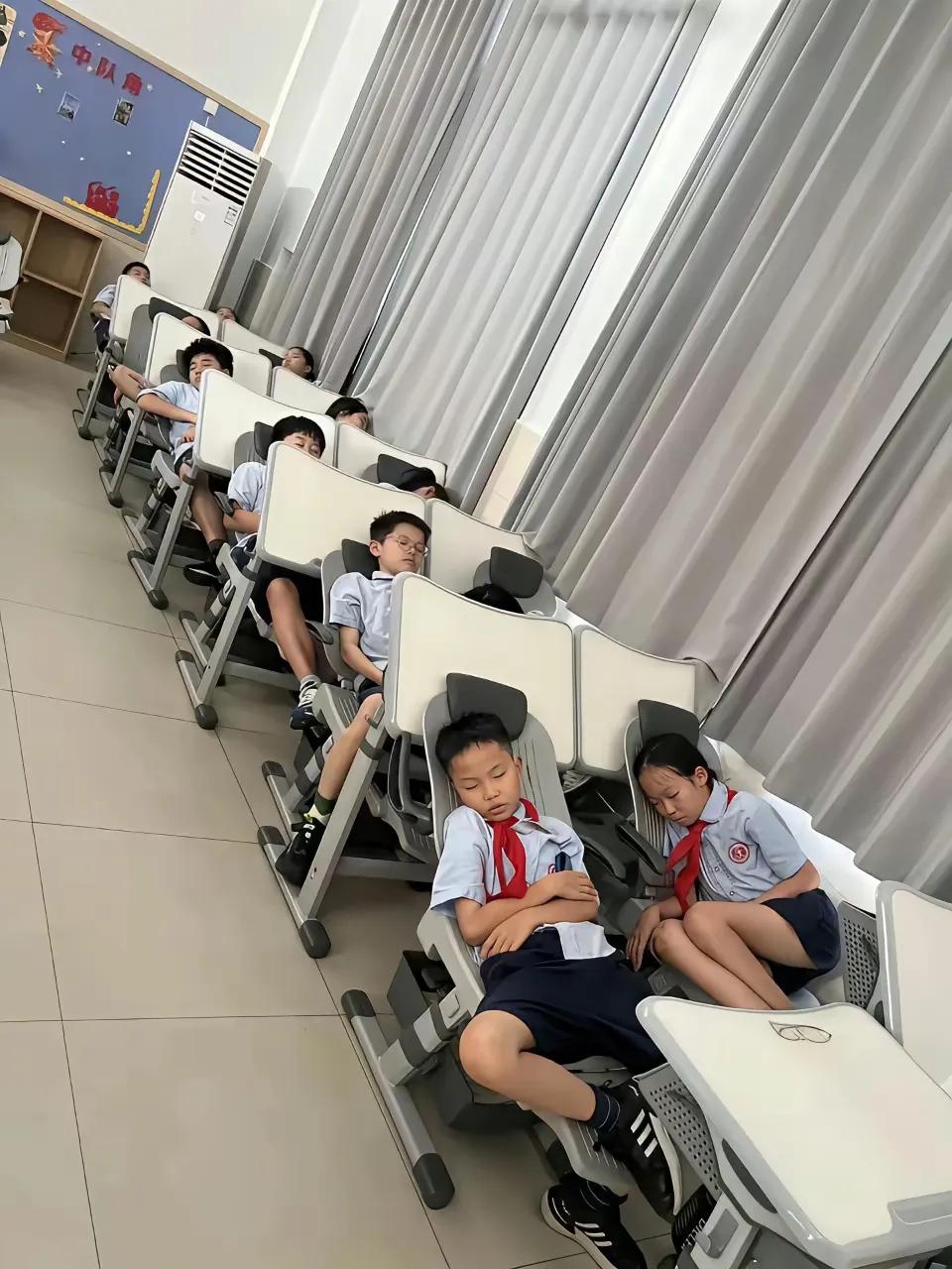 这样的学校应该是私立的吧？
要是所有的小学都能这样午睡那多好呀……[捂脸]