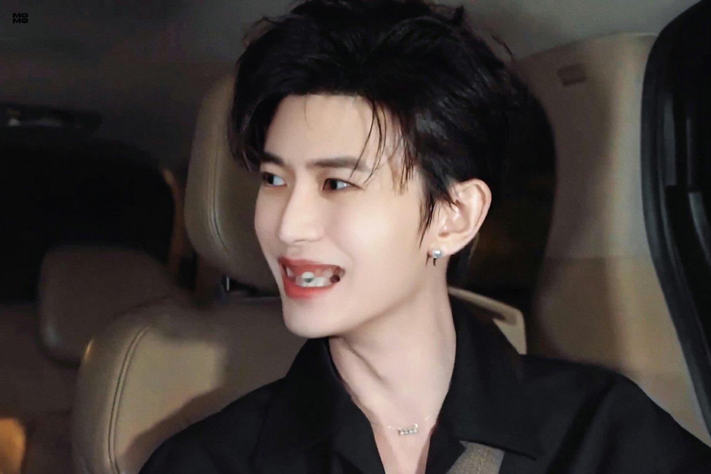 #任嘉伦[超话]#你的名字是我写不尽的温柔，太阳不是一时就落山的，而我喜欢你，也