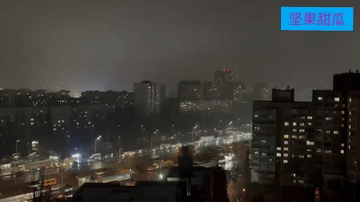 基辅即时停电。乌克兰基辅民众发布一段视频，在小摩托和导弹到来后，不久到处亮堂的城