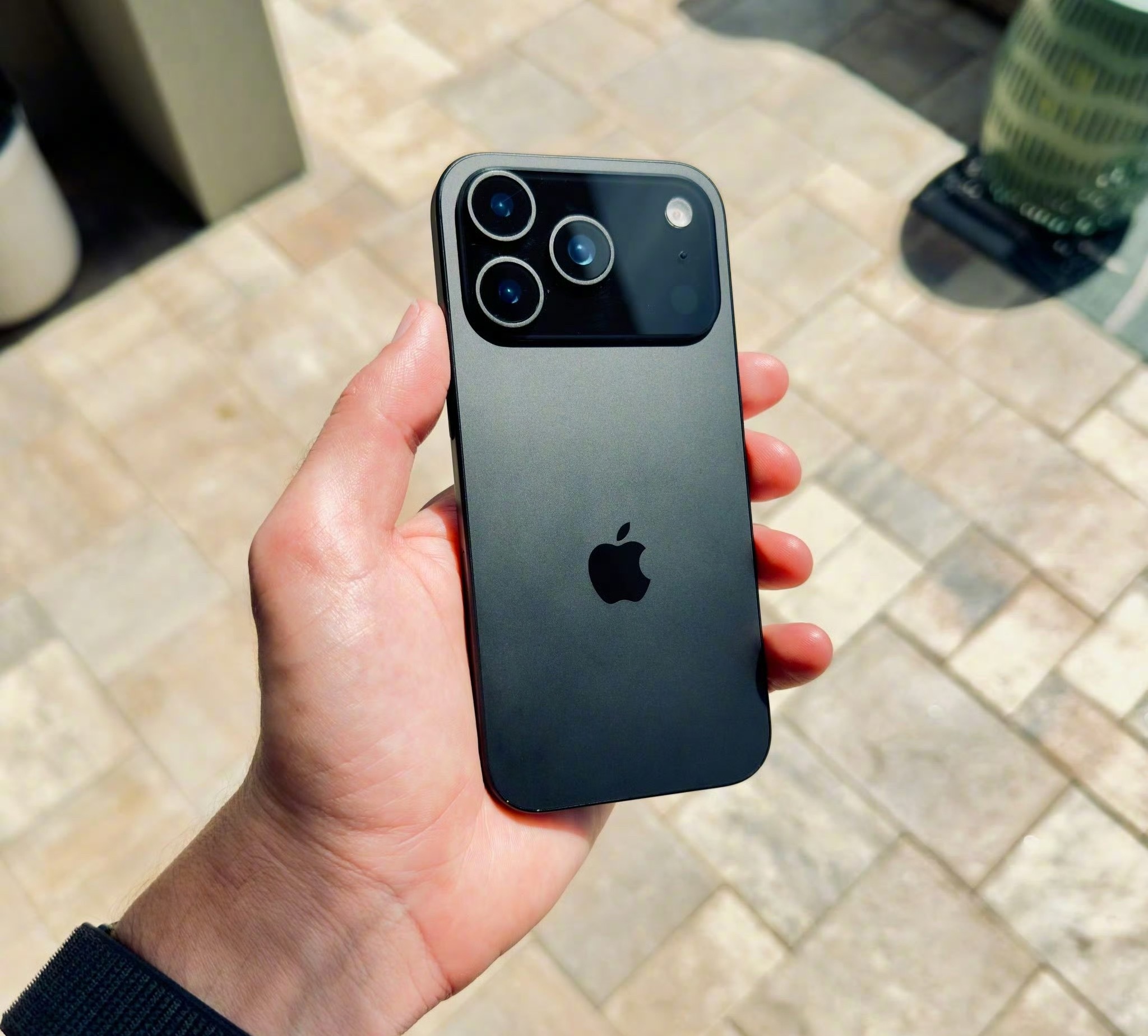 iPhone17这么看感觉小米16号相比iPhone更好看协调一些，有一些设计上