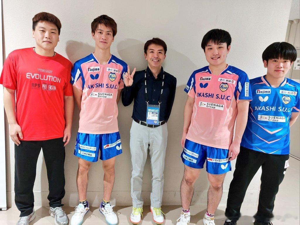 解说员山崎雄树与冈山俱乐部张本智和、郝帅、田添響、吉山和希合影📸️ ​​​
