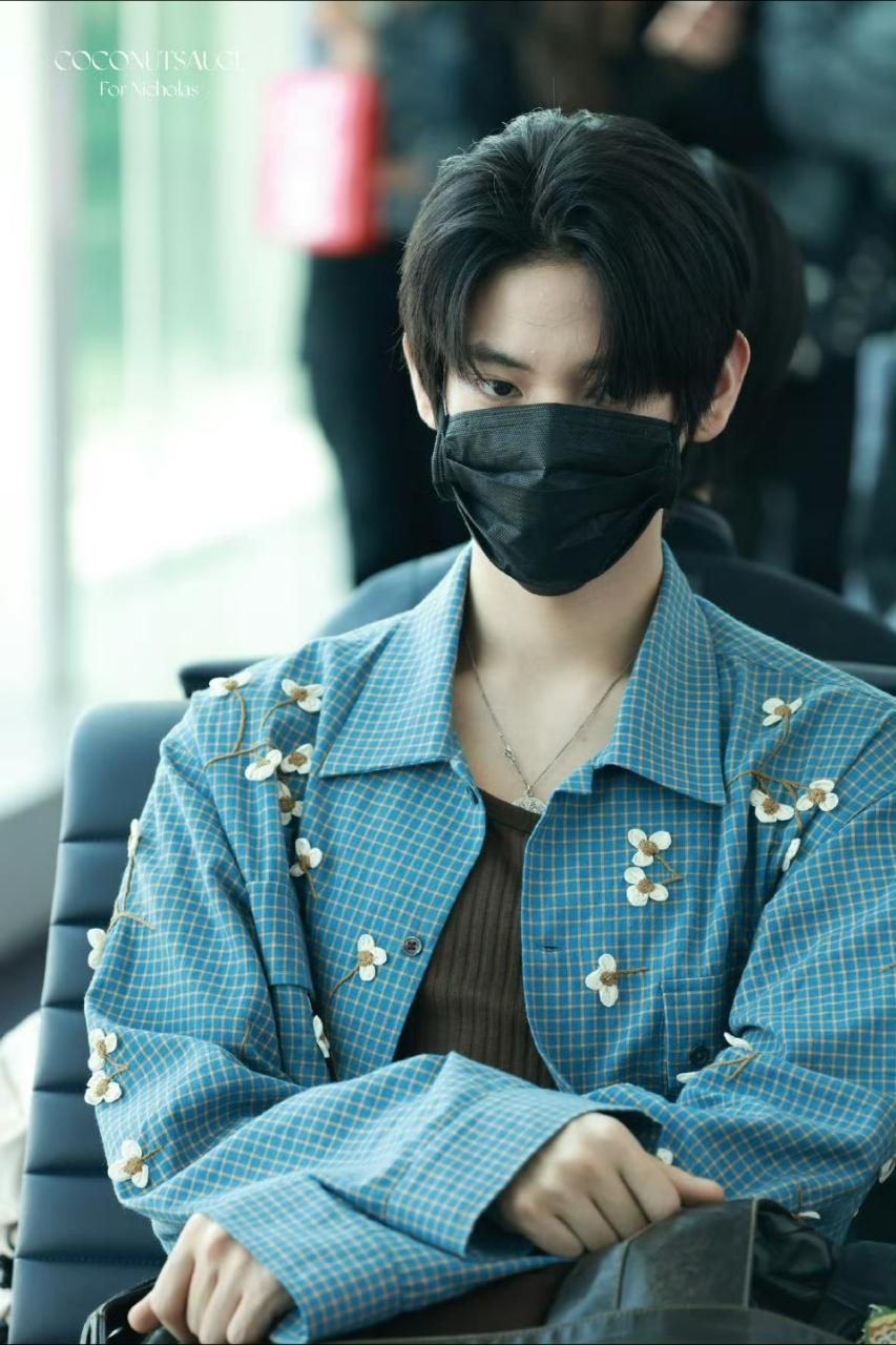 李鹤来[超话]  今天Nicholas李鹤来的机场图，摘下口罩的这张脸也太帅了吧