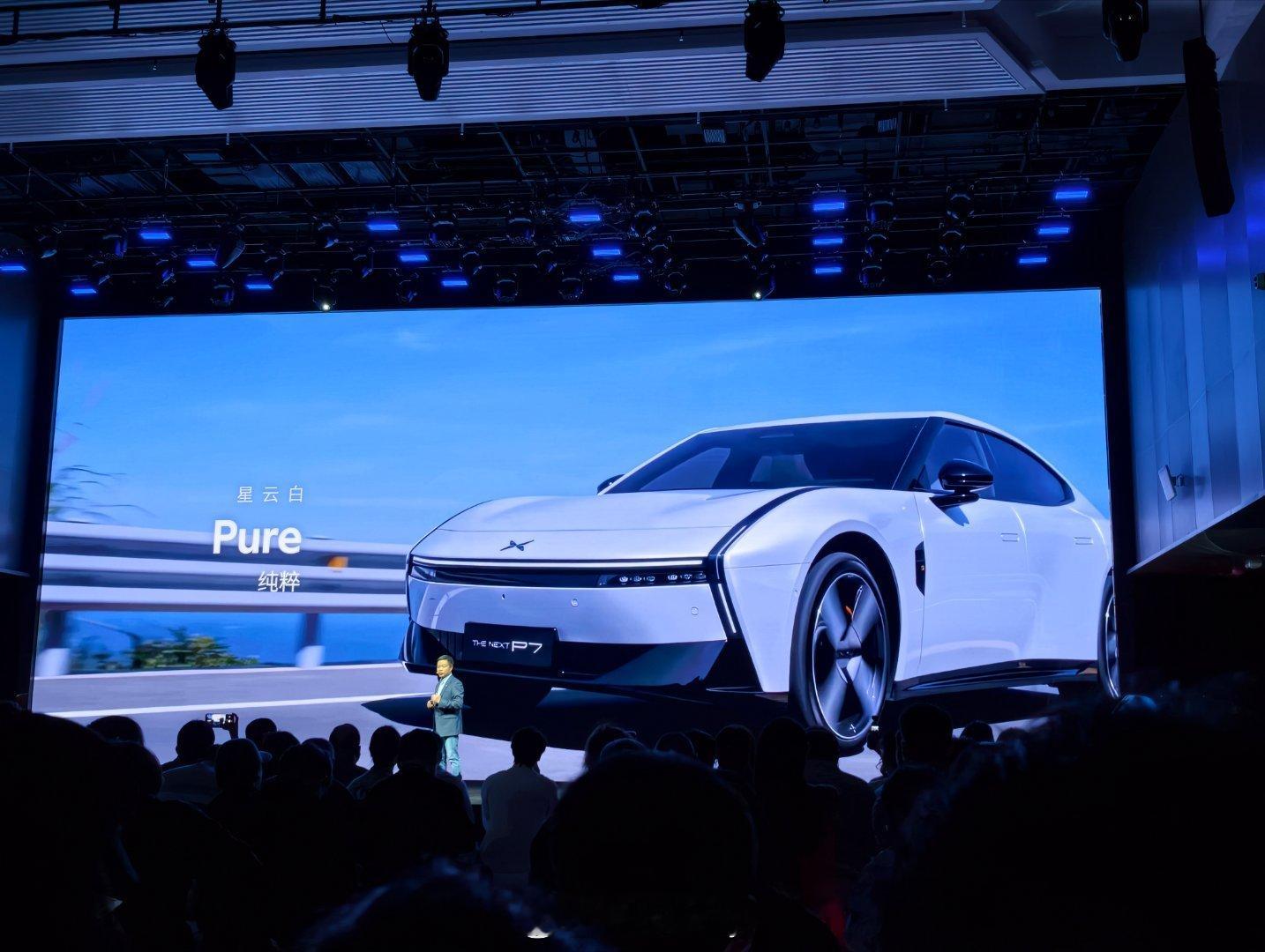 小鹏P7全新升级登场！新增星曜红、暗夜黑、星云白三款外观色，以及熔岩灰、引力红、