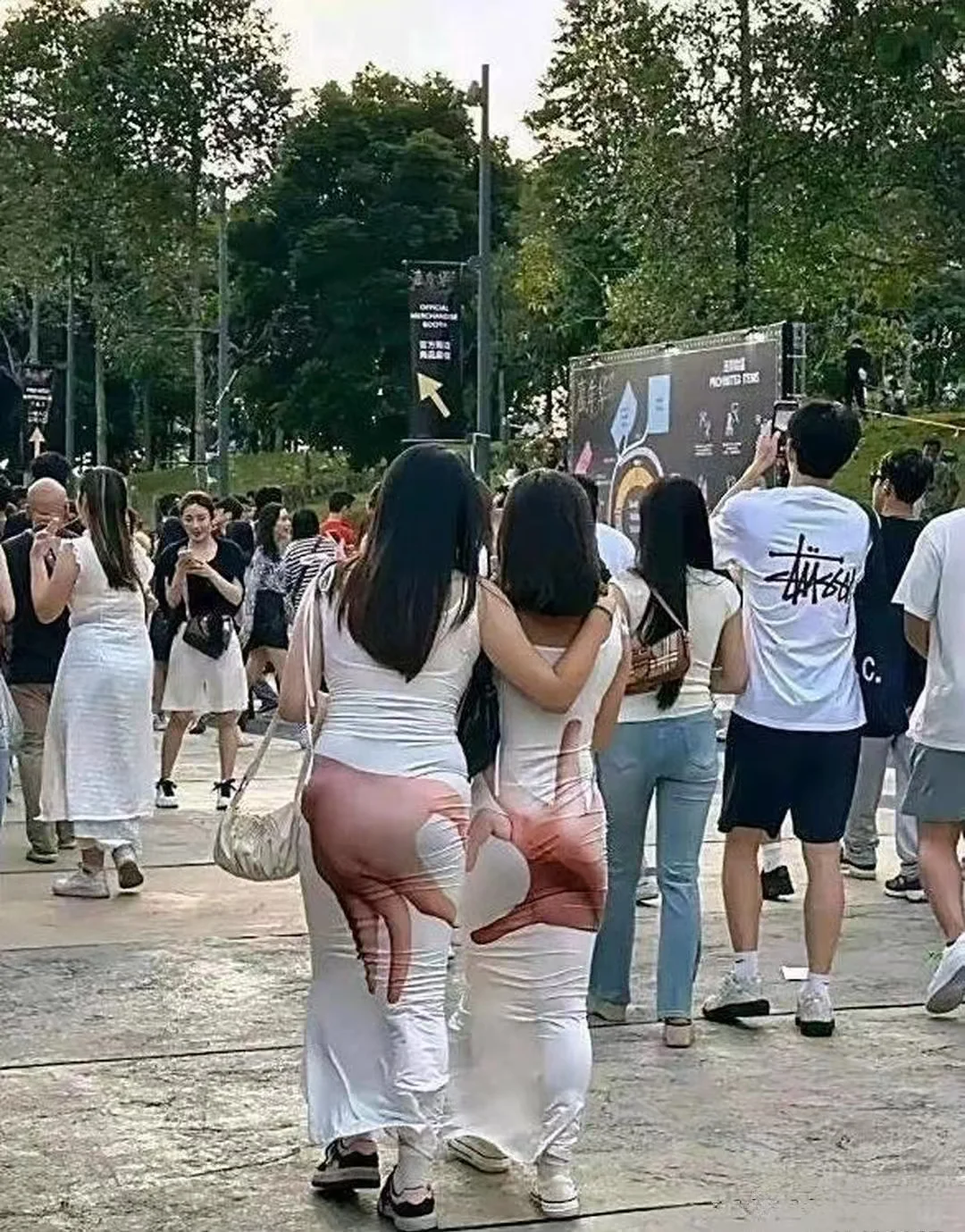 在景区瞅见俩小姐姐，嚯，她们穿的裙子老惊艳了！更服这俩穿裙子的胆儿大！