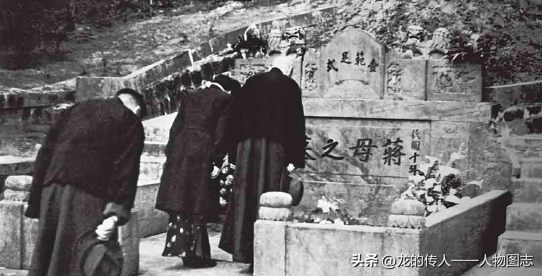 1949年1月，宋美龄陪蒋介石回到浙江奉化溪口