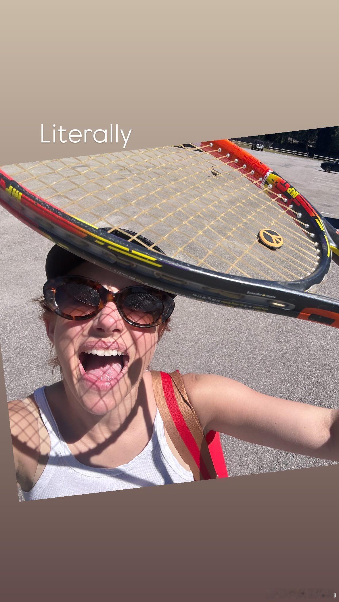 emma roberts艾玛罗伯茨分享新爱好：打个网球🎾 ​​​