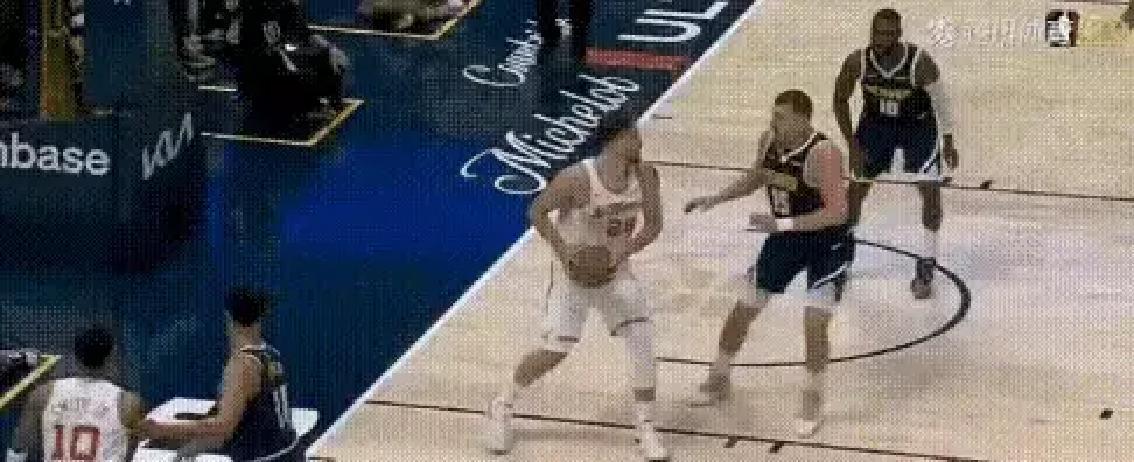 约基奇得分的方式，是让对手不知道他要得分。
 
你以为他在指挥交通，下一秒球已经