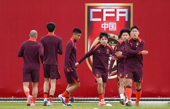 邵佳一一口气征召10名U23，哪些老国脚将让位？
据足球报记者透露，3月份国足将