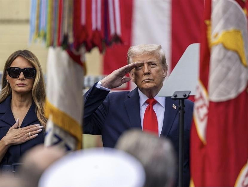 太尴尬了！韩国民众：特朗普滚出地球！
 
这可不是一句简单的气话，这句话背后有着
