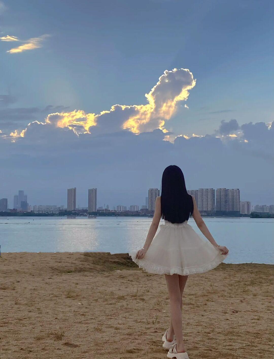 少女的白裙 江边拍照绝绝子📷