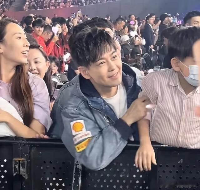 林志颖带儿子看周杰伦演唱会，8岁的Jenson调皮站起来，发型和爸爸刚出道是同款