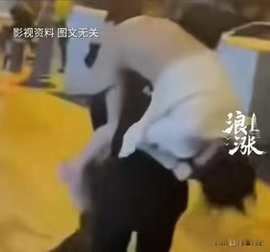 河南，男子跟一个年轻女孩订婚，订婚之后男子就跟女孩同居了，本来俩人甜蜜的很每天都