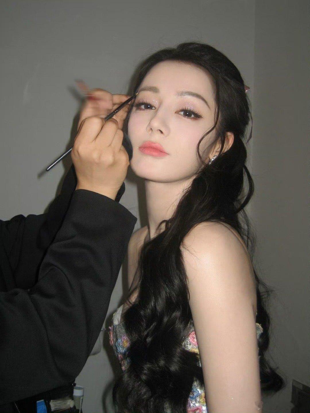 #迪丽热巴半扎发型#哇塞！热巴真的太美丽啦特别美丽的宝宝[打call]独自美丽 