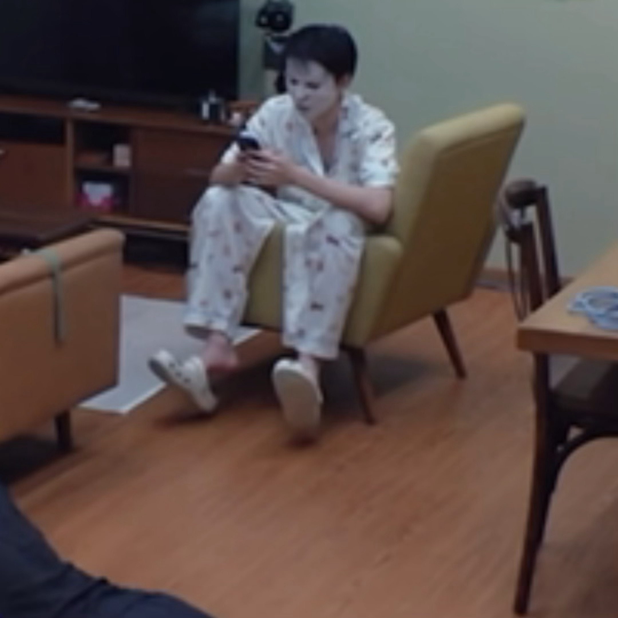 我下班回家独自享受夜生活就王俊凯这样： 