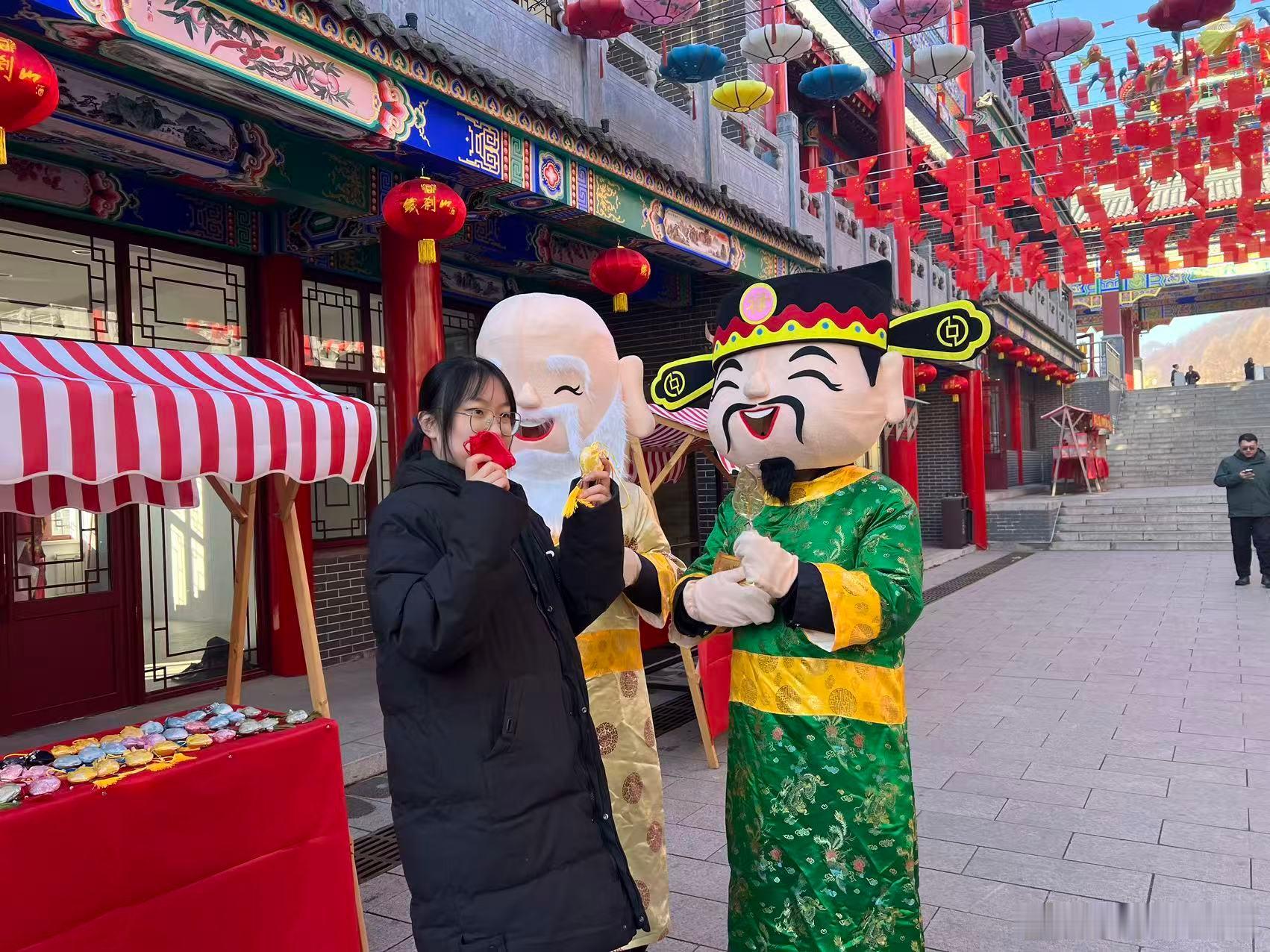 被辽宁铁刹山的春节氛围感狠狠包围了！初五迎财神看非遗社火，表演者们的精湛技艺让人