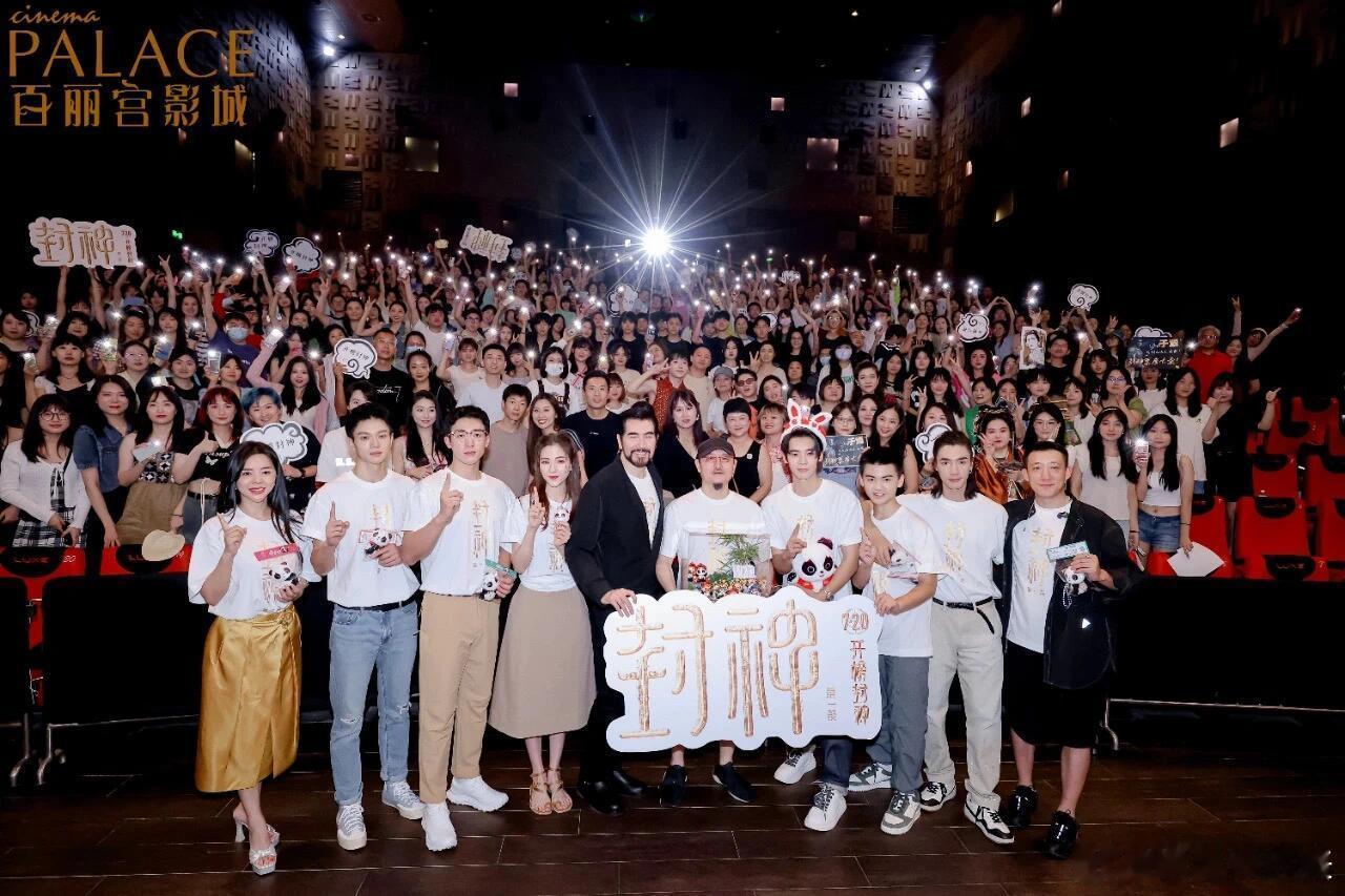 #回想封神第一部开局票房惨状# 这就是诚意啊！乌尔善带着一众主演跑遍每个城市路演